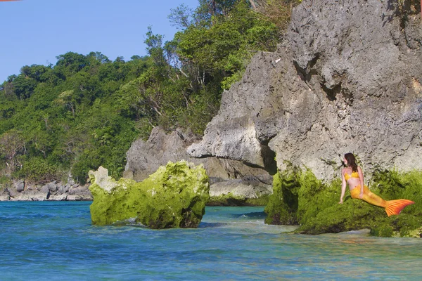 Sirène sur fond de mer tropicale — Photo