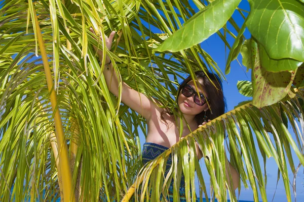 Jovem bela mulher feliz na praia tropical e fundo do mar — Fotografia de Stock