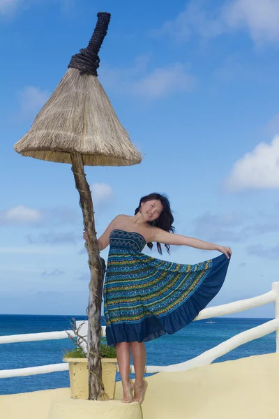 Jeune belle femme heureuse sur la plage tropicale et fond de mer — Photo