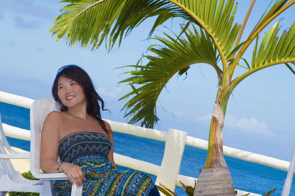 Młoda piękna kobieta szczęśliwy na tropikalny tło plaża i morze — Zdjęcie stockowe