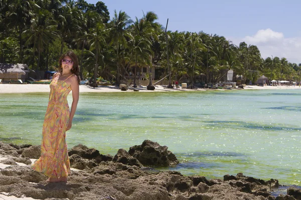 Joven hermosa mujer feliz en la playa tropical y fondo de mar — Foto de Stock