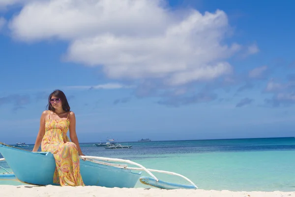 Joven hermosa mujer feliz en la playa tropical y fondo de mar — Foto de Stock