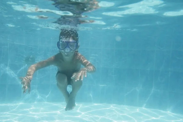 Junge schwimmt unter Wasser in Tauchermaske Porträt — Stockfoto