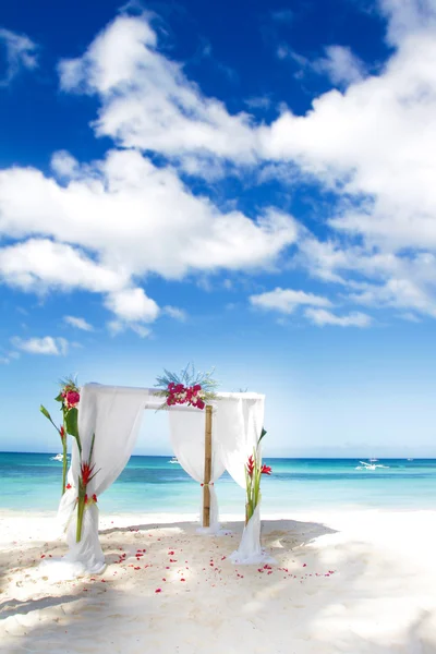 Arco de casamento descarbonizado com flores na praia — Fotografia de Stock