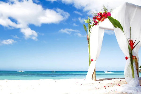 Arco de casamento descarbonizado com flores na praia — Fotografia de Stock