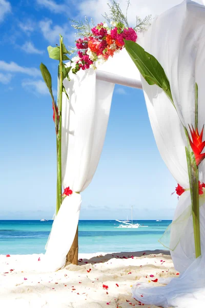 Wedding arch decarated with flowers on beach — Stock Photo, Image