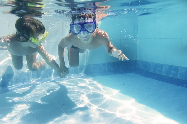 Duas crianças mergulhando subaquático em googles — Fotografia de Stock