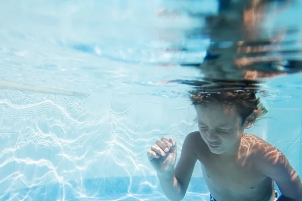 Junge unter Wasser porträtiert — Stockfoto