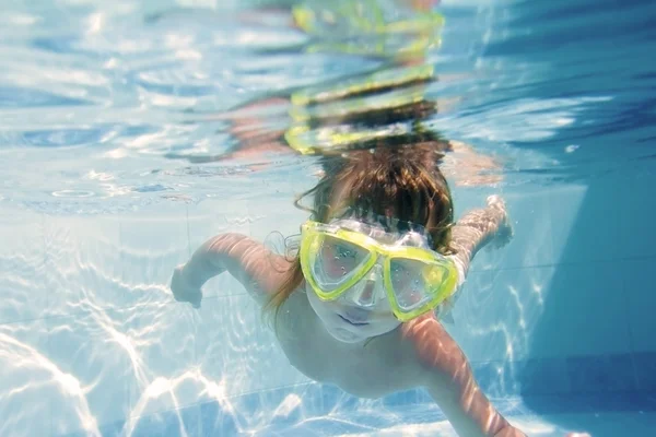 Jeune fille dans googles portrait sous-marin — Photo