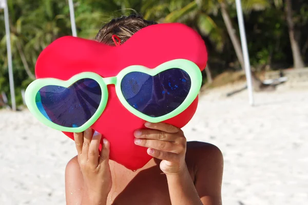 Jovem criança feliz brincando na praia tropical — Fotografia de Stock