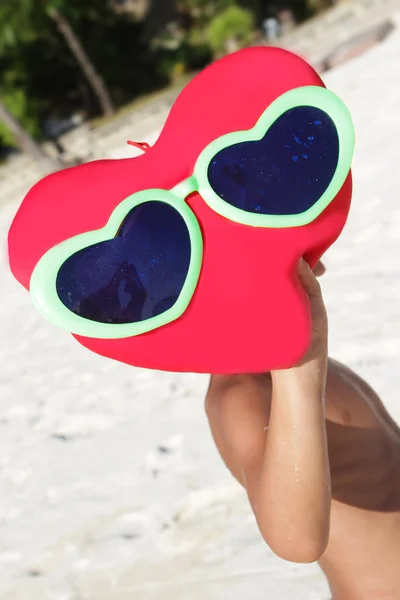 Jeune enfant heureux jouant sur la plage tropicale — Photo