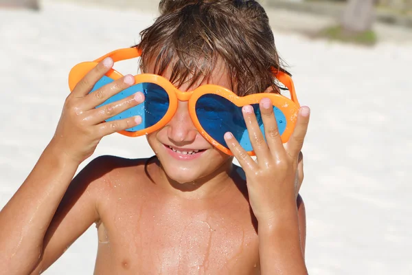 Jong gelukkig kind spelen op tropisch strand — Stockfoto