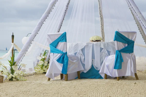 Arco de casamento, mesa decorada e montado na praia — Fotografia de Stock