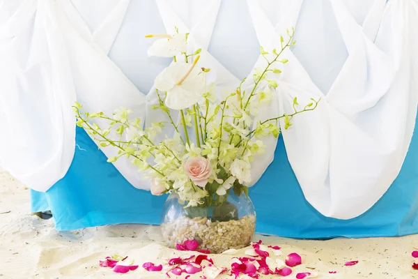 Nozze tavolo decorato e allestito sulla spiaggia — Foto Stock