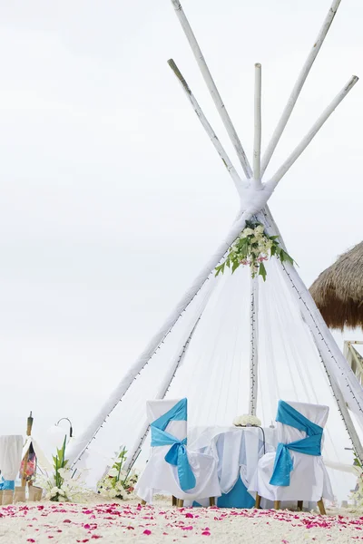 Wedding arch, decorated table and set up on beach — Stock Photo, Image