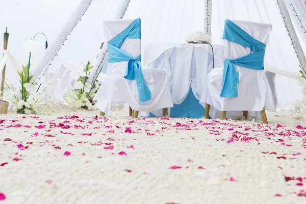 Свадебная арка, украшенный стол и установлен на пляже — стоковое фото