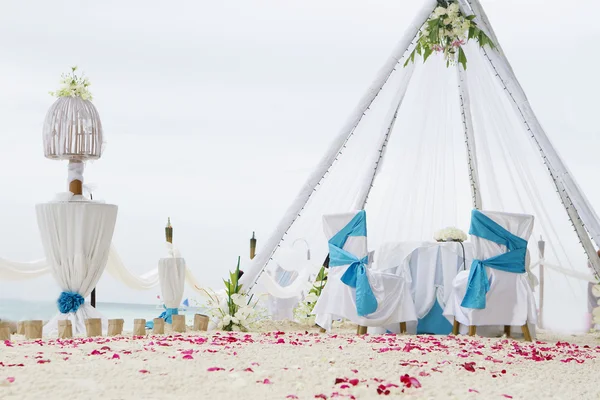 Huwelijksboog, tabel ingericht en ingesteld op strand — Stockfoto