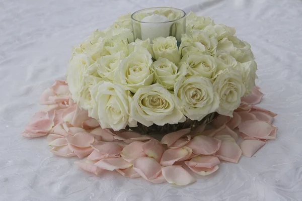 Kytice bílých růží na dekorovaný stůl během venkovní svatební ce — Stock fotografie