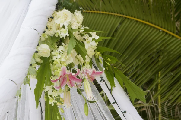 Färsk blomma dekoration under utomhus bröllopsceremoni — Stockfoto