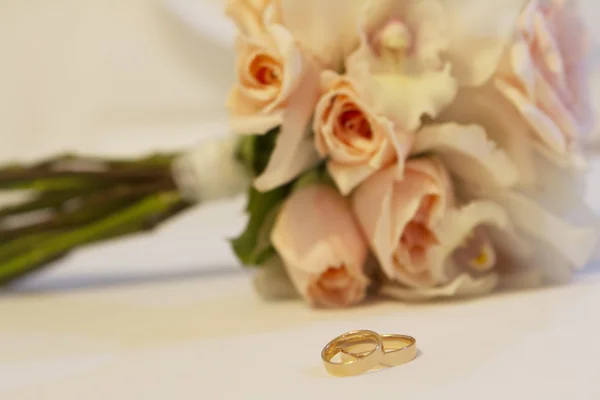 Anillos de boda y ramo de novia — Foto de Stock