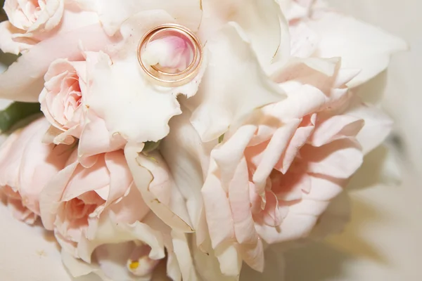 Anelli nuziali e bouquet da sposa — Foto Stock