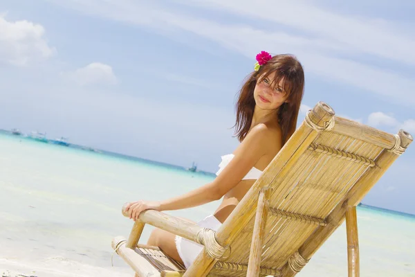 Young beautiful woman on tropical sea background — Stock Photo, Image