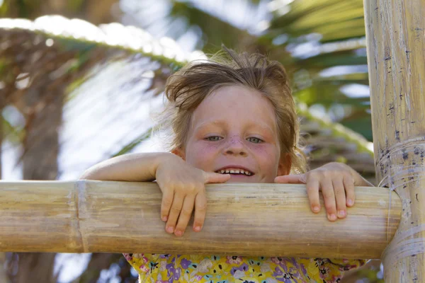 Gelukkig glimlachend kind meisje genieten van de zomer buiten portret — Stockfoto