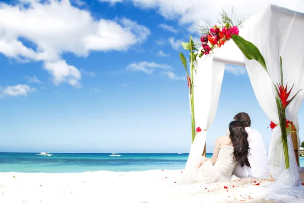 Hochzeitsbogen mit Blumen am Strand dekoriert — Stockfoto