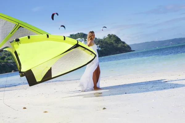 Joven hermosa mujer en vestido de novia kitesurf en el agua espalda —  Fotos de Stock