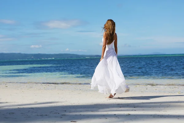 Young beautiful woman in wedding dress on tropical beach and wat — Stock Photo, Image