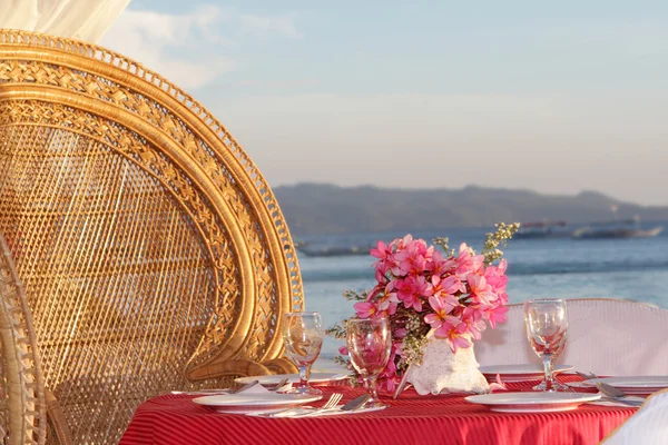 婚礼表和建立起来的具有热带海滩上的花朵 — 图库照片