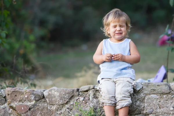 Outdoor Portret van jonge babymeisje gezichten maken — Stockfoto