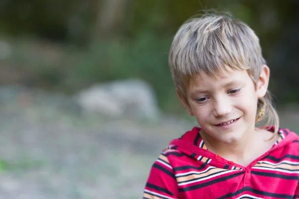 Outdoor Portret van een jong kind jongen — Stockfoto