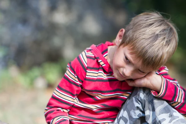 Außenporträt eines kleinen Jungen — Stockfoto