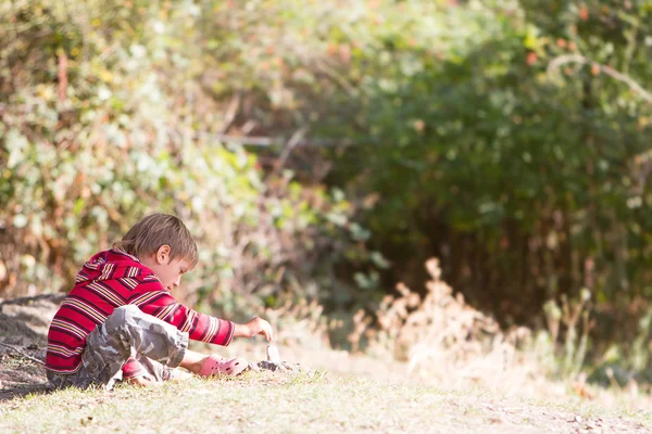 Außenporträt eines kleinen Jungen — Stockfoto