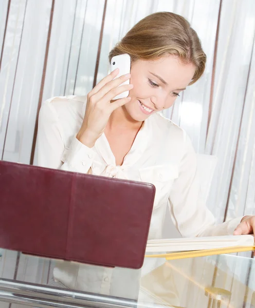 Portrait de jeune belle femme d'affaires travaillant avec ordinateur portable i — Photo