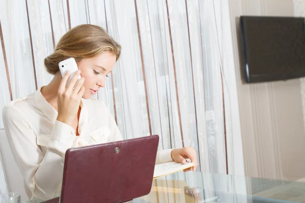 Porträt einer jungen schönen Geschäftsfrau, die mit Laptop arbeitet — Stockfoto