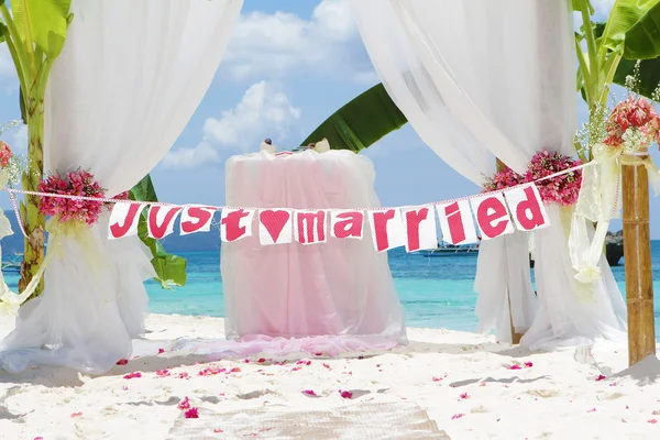 Arco de casamento - tenda - decorado com flores na praia, tropical — Fotografia de Stock