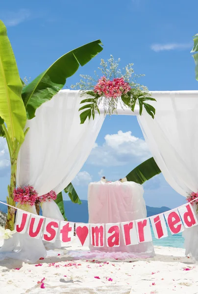 Huwelijksboog - tent - versierd met bloemen op strand, tropische — Stockfoto