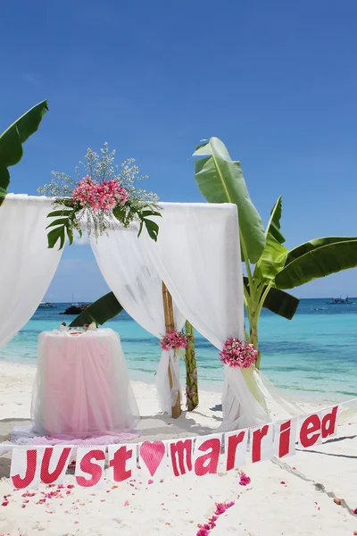 Arco nuziale - tenda - decorato con fiori sulla spiaggia, tropicale — Foto Stock