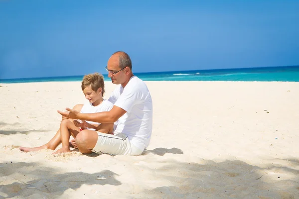 Pai e filho na praia — Fotografia de Stock