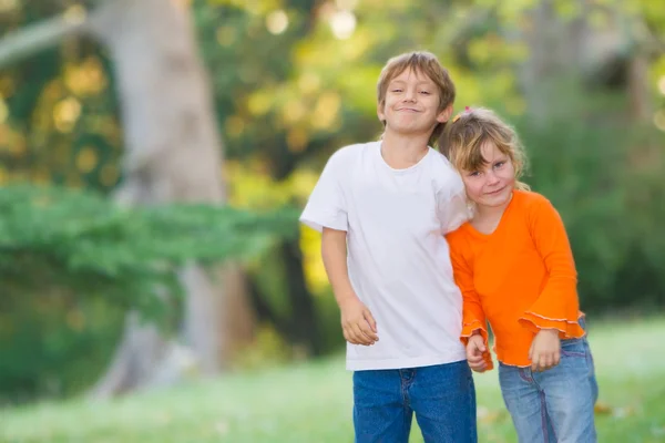 Lycklig pojke och flicka, bror och syster, utomhus porträtt på natu — Stockfoto