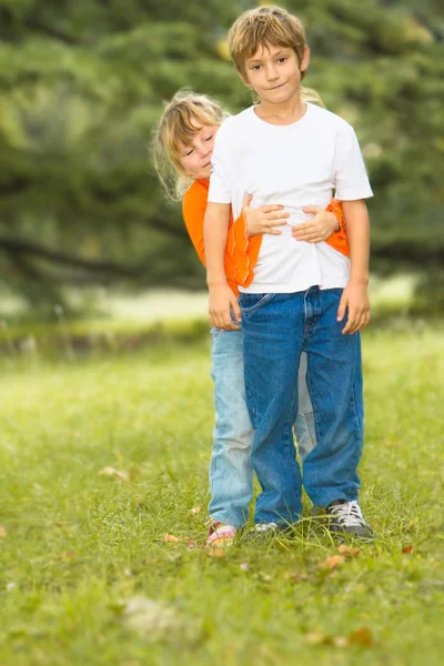 Lycklig pojke och flicka, bror och syster, utomhus porträtt på natu — Stockfoto