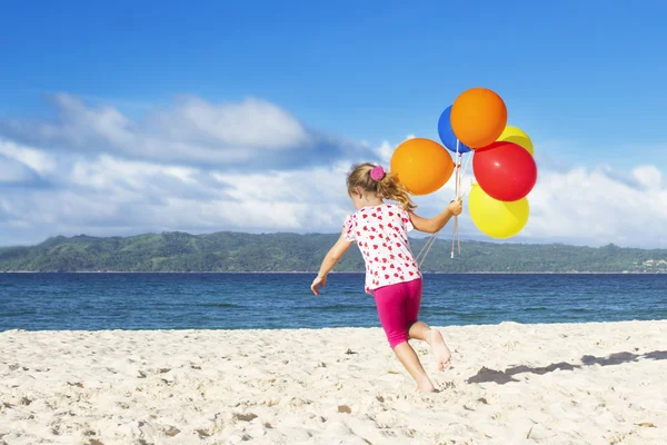 Ritratto all'aperto di giovane ragazza felice in esecuzione dalla spiaggia di sabbia su se — Foto Stock