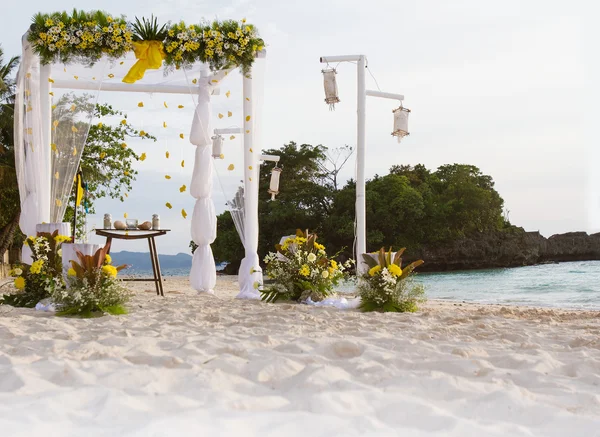 Arco de boda - tienda - decorado con flores en la playa, tropical —  Fotos de Stock