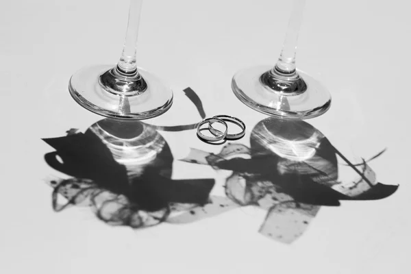 Ποτήρια γάμου και δαχτυλίδια απομονωθεί σε λευκό — Φωτογραφία Αρχείου