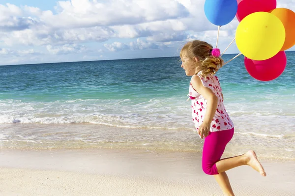 Venkovní portrét šťastná dívka běží od písečné pláže v systému se — Stock fotografie