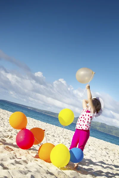 Retrato al aire libre de la joven chica feliz en la playa de arena en el fondo del mar gr — Foto de Stock