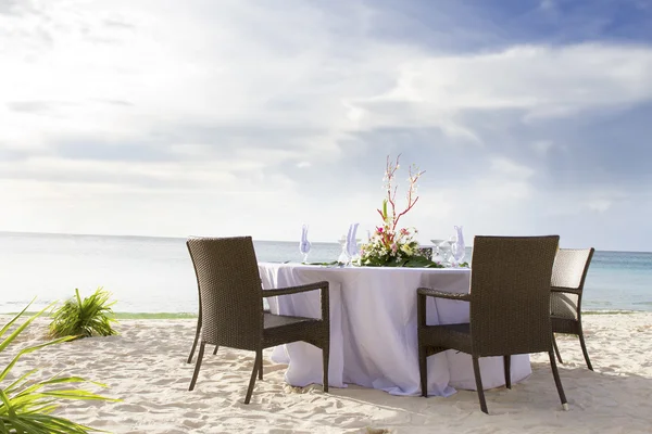 Romantische Tischdekoration am tropischen Strand — Stockfoto