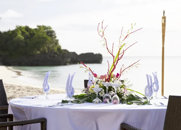 熱帯のビーチでロマンチックなテーブルのセットアップ — ストック写真